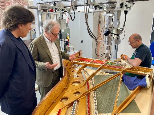 L'assessore Sergio Emidio Bini mentre visita i reparti produttivi della Fazioli Pianoforti Spa di Sacile 