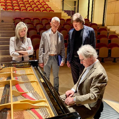 L'assessore Sergio Emidio Bini accanto al fondatore della Fazioli Pianoforti, Paolo Fazioli, mentre prova un pianoforte in mostra