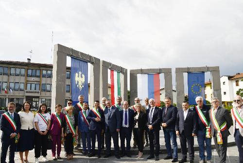 Il vicegovernatore della Regione Mario Anzil e l'assessore alle Finanze del Fvg, Barbara Zilli, assieme a tutte le altre autorità presenti all'incontro  con la delegazione della Repubblica Serba di Bosnia ed Erzegovina