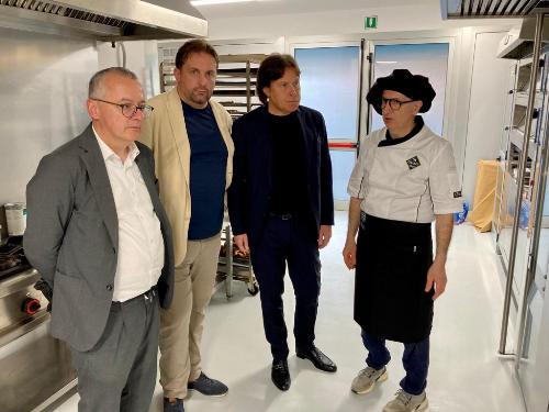 L'assessore Bini visita il laboratorio artigianale