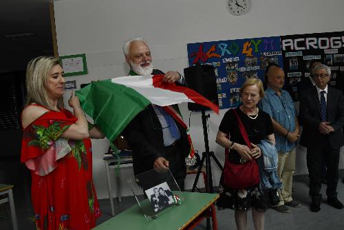 L’assessore regionale alle Infrastrutture e territorio Cristina Amirante, a sinistra, con il sindaco di Buttrio Eliano Bassi e la dirigente scolastica Tiziana Lavia alla scoprtura della targa che intitola il nuovo  polo scolastico di Buttrio a "Falcone e Borsellino" - Buttrio, 1 giugno 2023