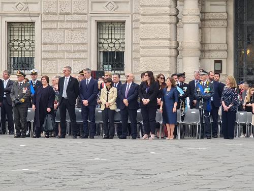 Ammainabandiera del 2 Giugno a Trieste con l'assessore regionale Sebastiano Callari al centro del gruppo