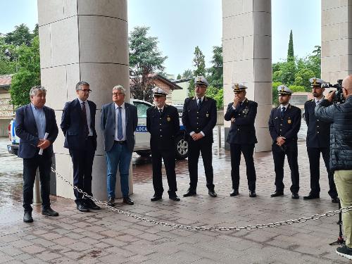 L'assessore Roberti con il contingente in partenza dalla Regione di Udine per l'Emilia Romagna