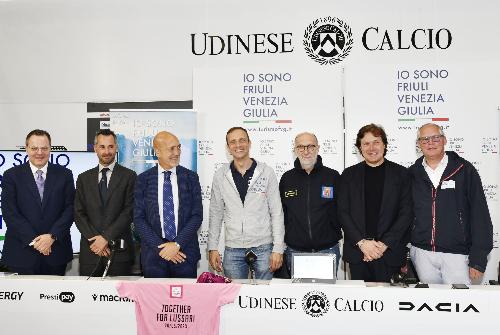 La presentazione del bilancio della Tappa del Monte Lussari del Giro d’Italia, alla quale hanno preso parte il governatore Massimiliano Fedriga, il vicegovernatore Mario Anzil, l’assessore alle Attività produttive e Turismo Sergio Emidio Bini e l’assessore alla Salute e alla protezione civile Riccardo Riccardi. Con loro Andrea Cainero e Paolo Urbani del Comitato Tappa, il sindaco di Tarvisio Renzo Zanette, numerose autorità e referenti di enti, associazioni e istituzioni che hanno lavorato per organizzare l’evento.
