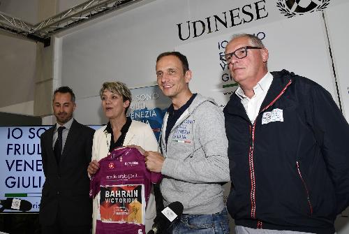 La presentazione del bilancio della Tappa del Monte Lussari del Giro d’Italia, alla quale hanno preso parte il governatore Massimiliano Fedriga, il vicegovernatore Mario Anzil, l’assessore alle Attività produttive e Turismo Sergio Emidio Bini e l’assessore alla Salute e alla protezione civile Riccardo Riccardi. Con loro Andrea Cainero e Paolo Urbani del Comitato Tappa, il sindaco di Tarvisio Renzo Zanette, numerose autorità e referenti di enti, associazioni e istituzioni che hanno lavorato per organizzare l’evento.
