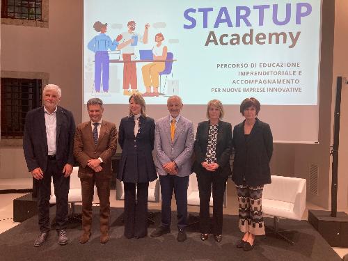 L'assessore regionale al Lavoro, formazione, istruzione, ricerca, università e famiglia Alessia Rosolen (prima a destra) alla presentazione dell'avvio di StartupAcademy con i rappresentanti di Friuli Innovazione, Confindustria e Civibank - Udine, 6 giuggno 2023