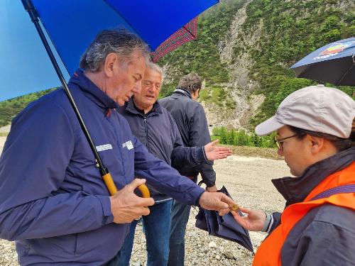 L'assessore regionale alla Difesa dell'ambiente Fabio Scoccimarro al sopralluogo nell'area delle Cave del Predil