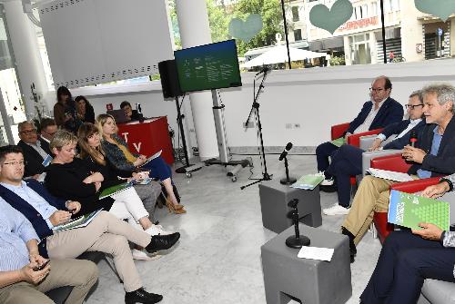 Il vicegovernatore Mario Anzil e l'assessore Stefano Zannier, sulla destra, davanti al pubblico durante l'incontro di presentazione del Progetto Montagna al Teatro Verdi di Pordenone