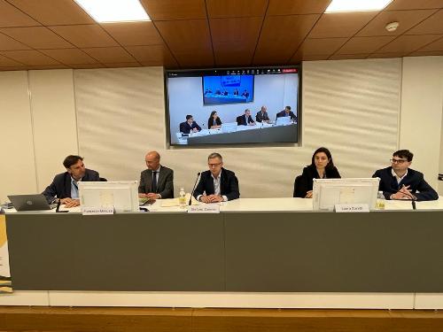 Il tavolo dei relatori con l'assessore regionale alle Risorse agroalimentari, forestali e ittiche, Stefano Zannier.