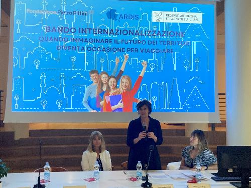 L'assessore regionale al Lavoro, formazione, istruzione, ricerca, università e famiglia Alessia Rosolen alla consegna dei premi ai progetti vincitori del primo bando internazionalizzazione rivolto alle scuole secondarie di secondo grado - Udine, 6 giugno 2023.