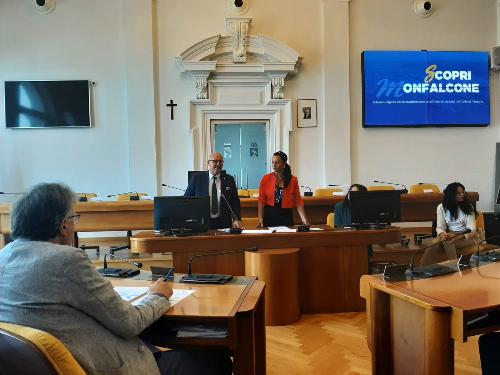 L'assessore regionale Sebastiano Callari interviene nella sala consiliare del Comune di Monfalcone