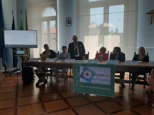 L'assessore  regionale Sebastiano Callari  interviene nella sala consiliare di Gradisca d'Isonzo