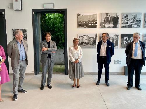 L'assessore Sergio Emidio Bini, al centro, ha partecipato all'inaugurazione della mostra per i 90 anni della Fiera dei vini a Buttrio