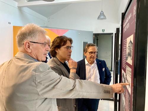 L'assessore Sergio Emidio Bini mentre visita la mostra di foto storiche allesttita per il novantesimo anniversario della Fiera dei vini di Buttrio