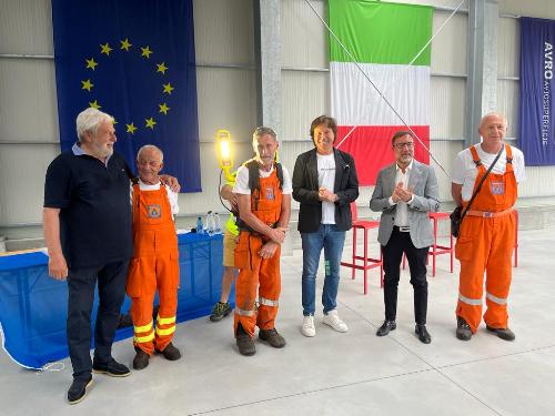 Foto di gruppo con la donazione della Fondazione della torre faro alla Protezionde civile di Osoppo.