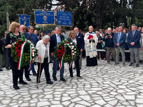 Il presidente della Lega di Gorizia Urizio, la sottosegretaria all'Istruzione Frasinetti, il sindaco Ziberna e la partigiana Del Din rendono omaggio alle vittime