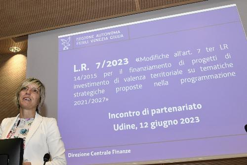 L'assessore regionale alle Finanze Barbara Zilli durante il tavolo di partenariato convocato nella sede della Regione a Udine con i rappresentanti degli enti locali