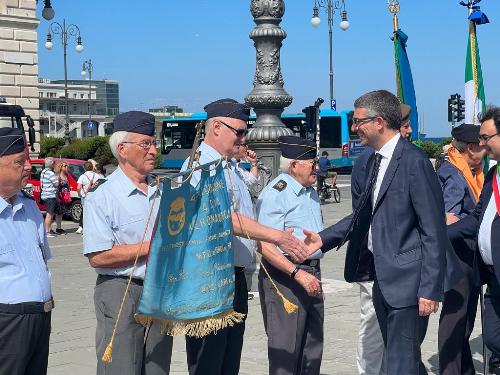 L'assessore regionale Pierpaolo Roberti nel corso dell'Ammainabandiera solenne a Trieste