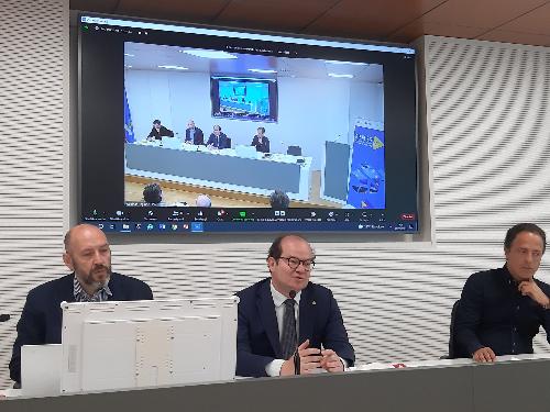 Il vicegovernatore del Friuli Venezia Giulia con delega alla Cultura Mario Anzil (al centro) alla presentazione del bando per le imprese creative