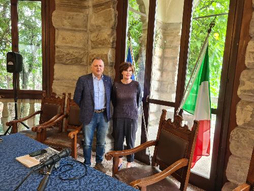 L'assessore regionale Alessia Rosolen con il sindaco di Tarcento Mauro Steccati nella sede municipale di palazzo Frangipane