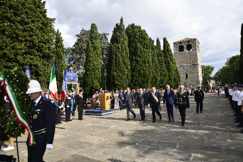 Le autorità civili alla deposizione di una corona di alloro al monumento ai caduti al Castello di San Giusto.