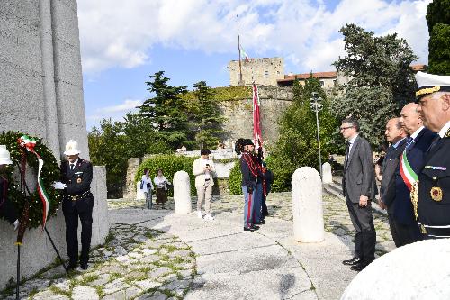 Le autorità civili alla deposizione di una corona di alloro al monumento ai caduti al Castello di San Giusto.