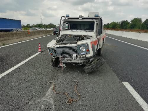 Il mezzo della Protezione civile Fvg coinvolto nell'incidente lungo la A14 in provincia di Bologna