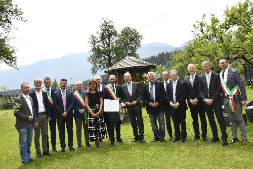 L'assessore regionale alle Risorse agroalimentari, forestali e ittiche del Friuli Venezia Giulia Stefano Zannier, al Castello Lerchenhof di Hermagor (Austria)alla firma dell’accordo di cooperazione tra il GECT Euregio Senza Confini e i Gal aderenti alle strategie HEurOpen e DolomitiLive assieme al presidente del Land Carinzia Peter Kaiser, all'assessore della Regione Veneto Francesco Calzavara e ai presidenti dei Gruppi di azione locale aderenti Michele Mizzaro (Gal Euroleader), Mauro Moroldo (Gal Openleader), Johann Windbichler (Gal Hermagor), Mauro Soppelsa (Gal Alto Bellunese), Alberto Peterle (Gal Prealpi e Dolomiti), alla presenza, tra gli altri, della vicepresidente della Regione Istriana Jessica Acquavita.