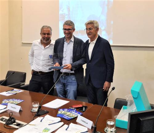 L'assessore Pierpaolo Roberti (al centro) assieme a Bogdan Tanjevic (destra) e all'organizzatore del Premio Matteo Medani. 