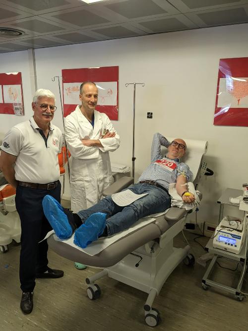 L'assessore Riccardi nel momento del prelievo per la donazione del sangue