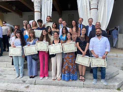Foto di gruppo con i 16 maestri mosaicisti che oggi hanno ricevuto l'attestato 