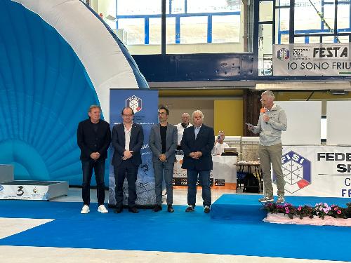 Il vicegovernatore della Regione con delega a Cultura e sport Mario Anzil nel corso della premiazione degli atleti alla Festa dello Sci 2023