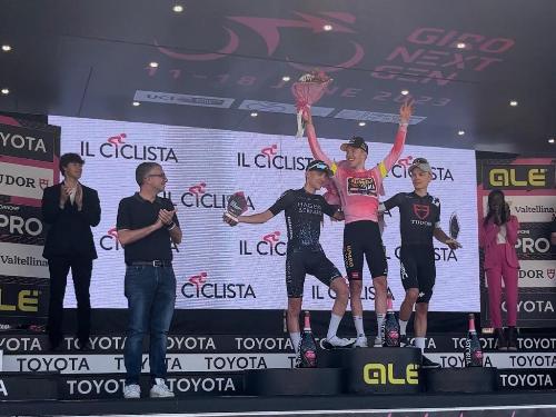 L'assessore regionale Pierpaolo Roberti alla consegna della Maglia Rosa del Giro Next Gen al danese Johannes Staune-Mittet; secondo Darren Raffert
 e Hannes Wilksch.