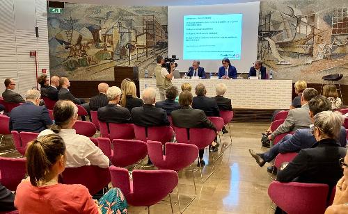 L'intervento dell'assessore regionale Sergio Emidio Bini alla presentazione del bilancio di Confidi Friuli nella sede della Camera di Commercio di Pordenone e Udine