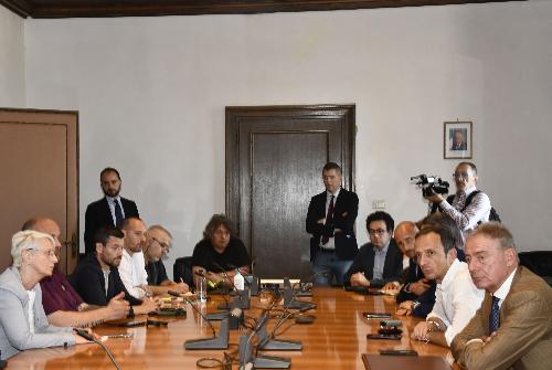 Il tavolo in Prefettura con il governatore Massimiliano Fedriga e il ministro Adolfo Urso