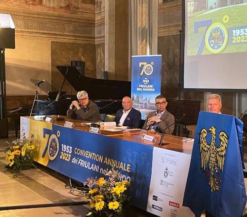 I relatori con l'assessore regionale Pierpaolo Roberti all'evento dell'Ente Friuli nel mondo.