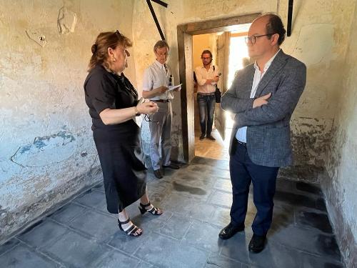 Un momento della visita del vicegovernatore Mario Anzil alle celle dell'ex caserma Piave.