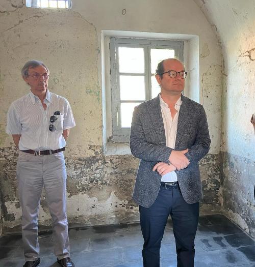 Mario Anzil visita le celle dell'ex caserma Piave.