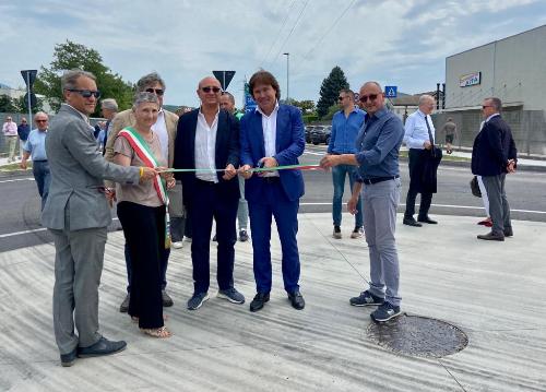 L'inaugurazione della nuova rotonda all'interno del Cosef alla presenza dell'assessore regionale alle Attività produttive Sergio Emidio Bini
