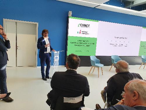 L'assessore Sergio Emidio Bini nel suo intervento alla Lef di San Vito durante la giornata dedicata alla fabbrica intelligente