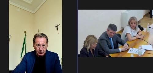 L'assessore Fabio Scoccimarro mentre interviene in videoconferenza alla conferenza stampa della firma del Protocollo tra Irisacqua e Gse