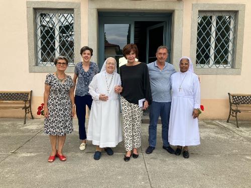 L'assessore regionale al Lavoro e Istruzione Alessia Rosolen con la direttrice Suor Maria Margherita Monti e lo staff del Centro psico-pedagogico di Villa Santa Maria dei Colli - Fraelacco di Tricesimo