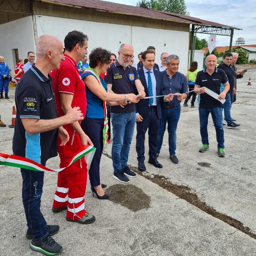 L'assessore regionale Riccardo Riccardi assieme alle altre autorità al momento del taglio del nastro