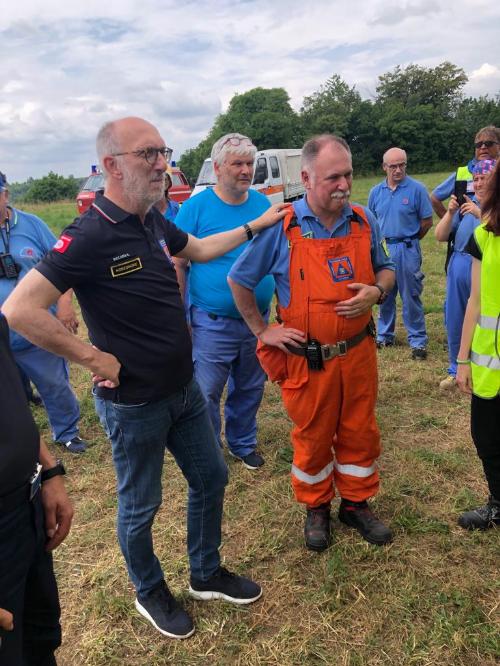 L'assessore regionale Riccardo Riccardi mentre visita il Camp