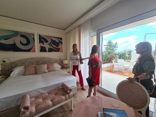 Amirante in visita con la interior designer Cucinotta e il sindaco Laura Giorgi alle stanze vista spiaggia 