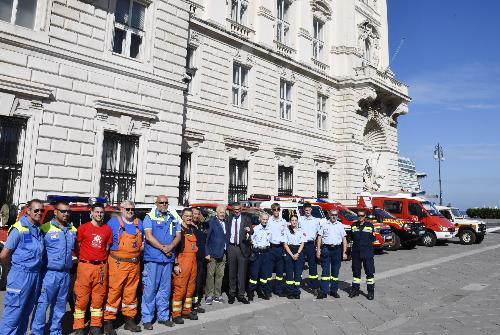 L'assessore regionale Roberti assieme a mezzi e operatori del Corpo dei pompieri volontari in Piazza Unità a Trieste