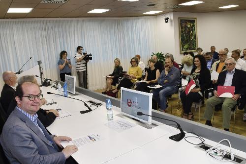 Il vicegovernatore con delega alla Cultura, Mario Anzil,  alla conferenza stampa di presentazione della nuova stagione dell'Ert.