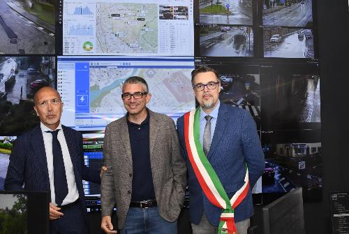 L'assessore Roberti visita la nuova centrale operativa della Polizia locale a Cividale del Friuli. A sinistra il prefetto di Udine Massimo Marchesiello, a destra il presidente della Comunità del Friuli orientale Enrico Basaldella