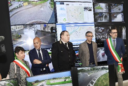 L'assessore Roberti (secondo da destra) visita la nuova centrale operativa della Polizia locale a Cividale del Friuli.
