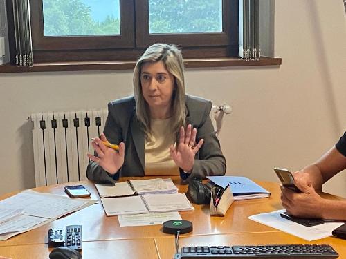 L'assessore Cristina Amirante nel suo intervento al tavolo di confronto con i sindaci della Valcellina sulle questioni della viabilità in montagna